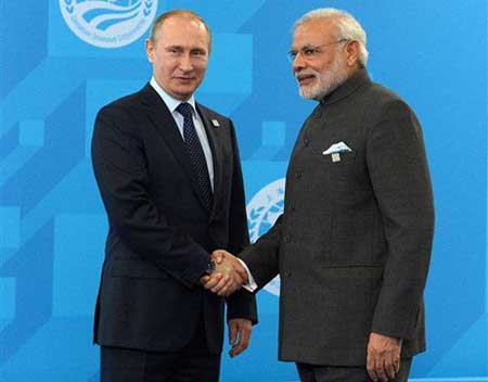 Tổng thống Putin bắt tay Thủ tướng Ấn Độ Narendra Modi tại hội nghị SCO ở Nga ngày 10/7.